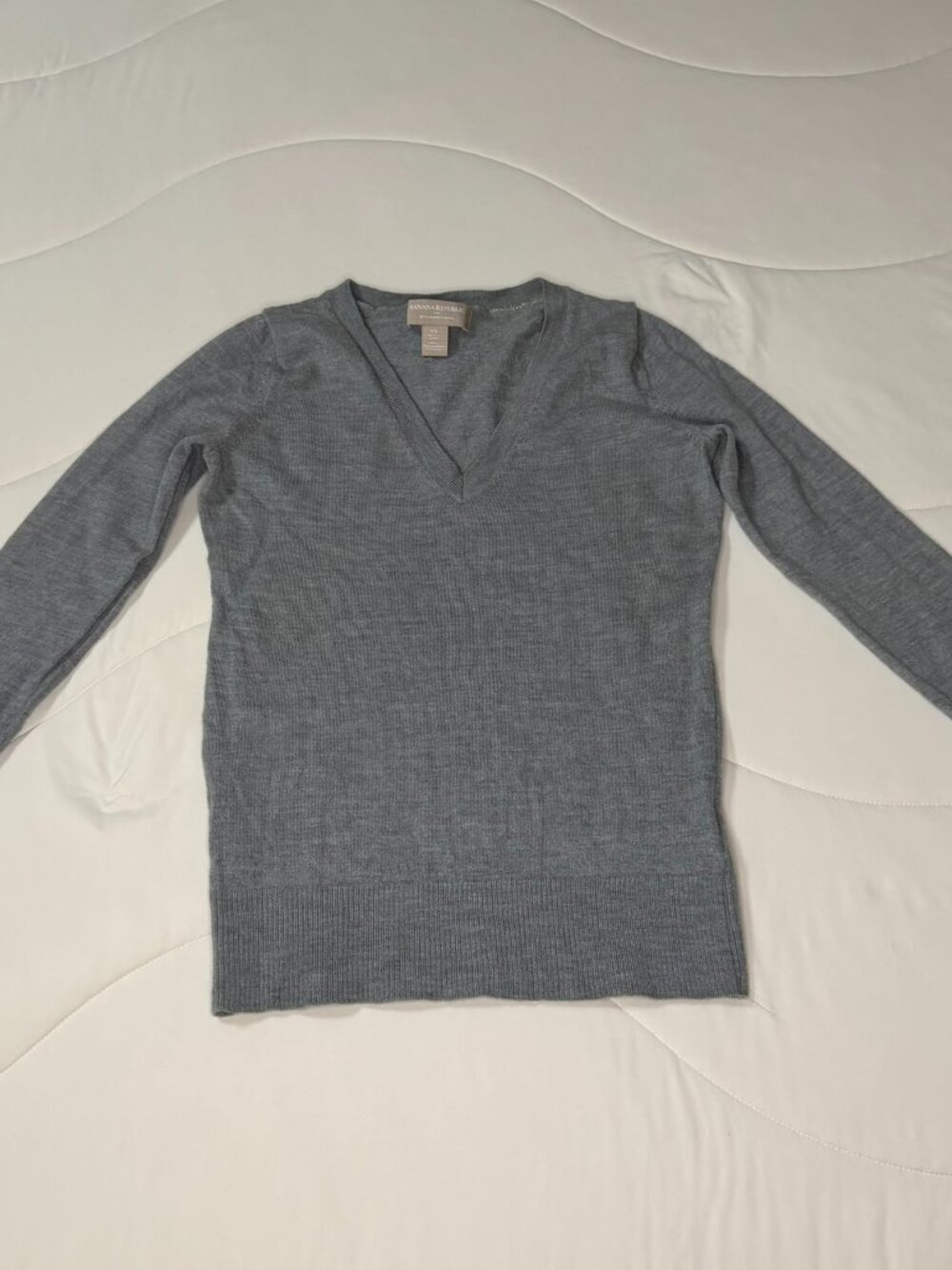 Banana Republic 100% Merino Wool V-Neck Sweater XS Gray